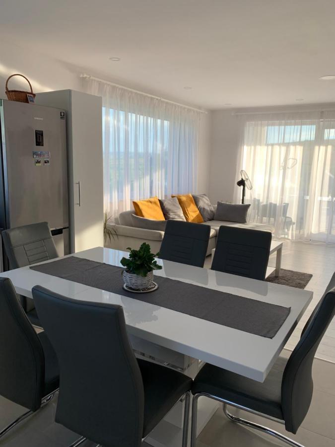 Viktoria House Villa โอดอร์เฮอู เซกุยเอสก์ ภายนอก รูปภาพ